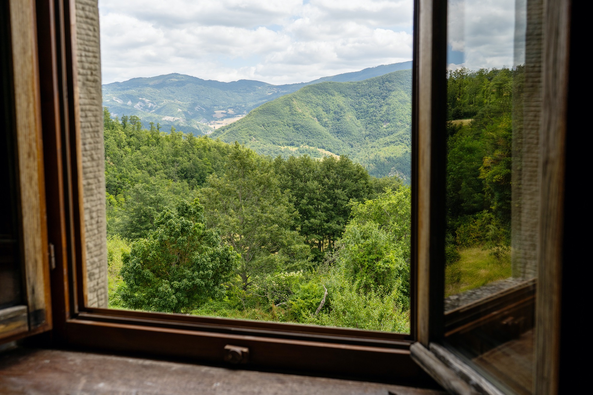 La finestra aperta sul panorama della valle, tra le colline boscate
