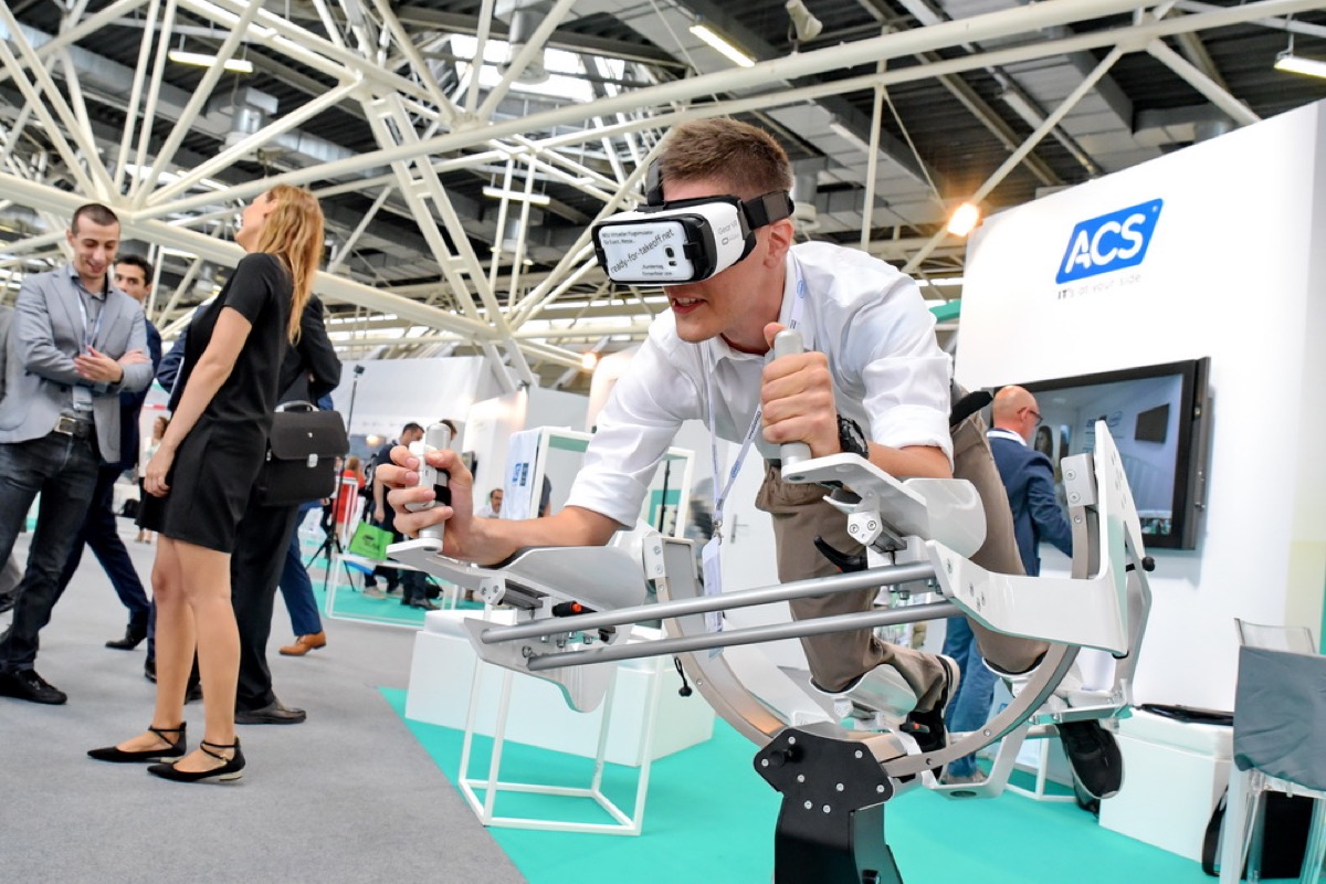 Esperienza di realtà virtuale su simulatore a fiera