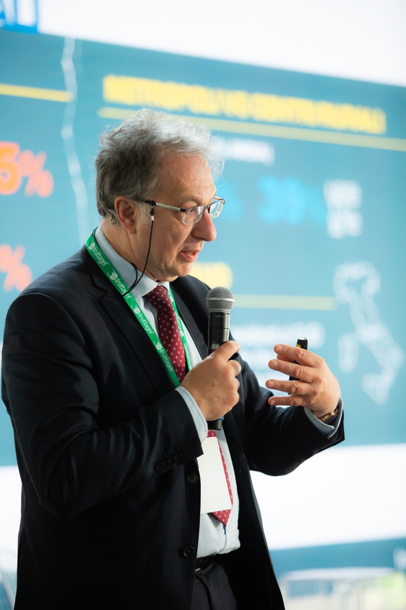 Relatore con microfono durante una conferenza