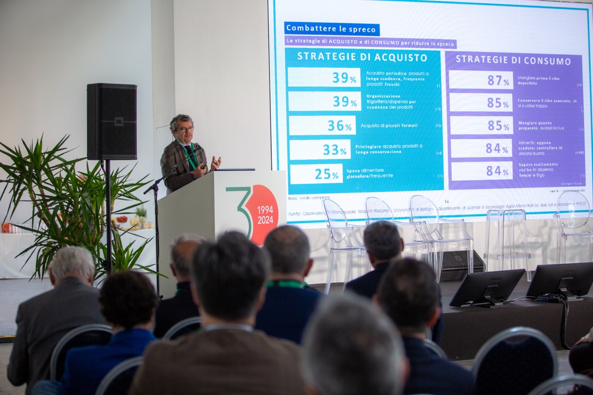 Relatore durante una presentazione con slide