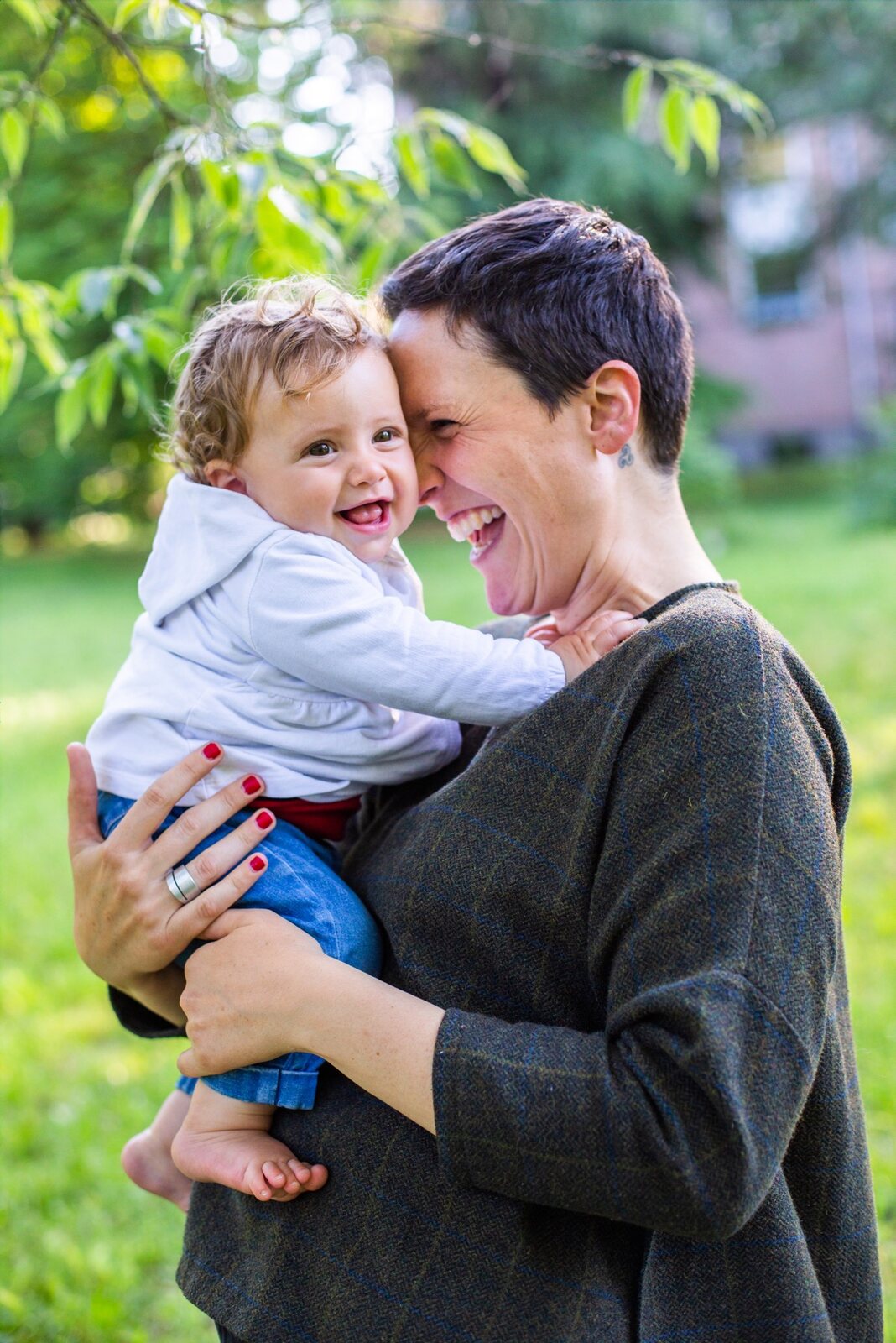 Mamma e bambina fronte a fronte, sorridenti