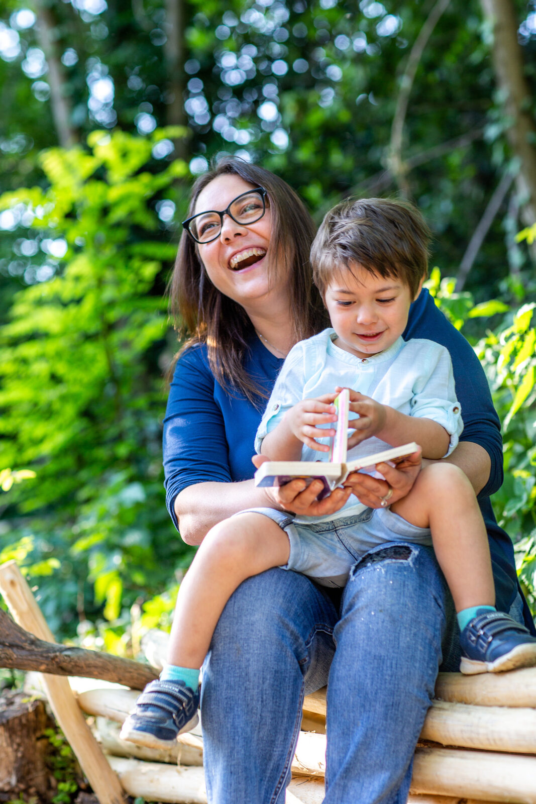 Mamma e figlio che leggono un libro insieme