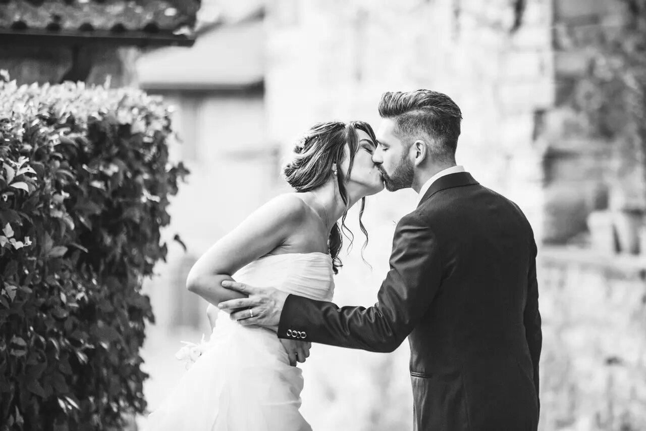 Bacio degli sposi vicino alla chiesa