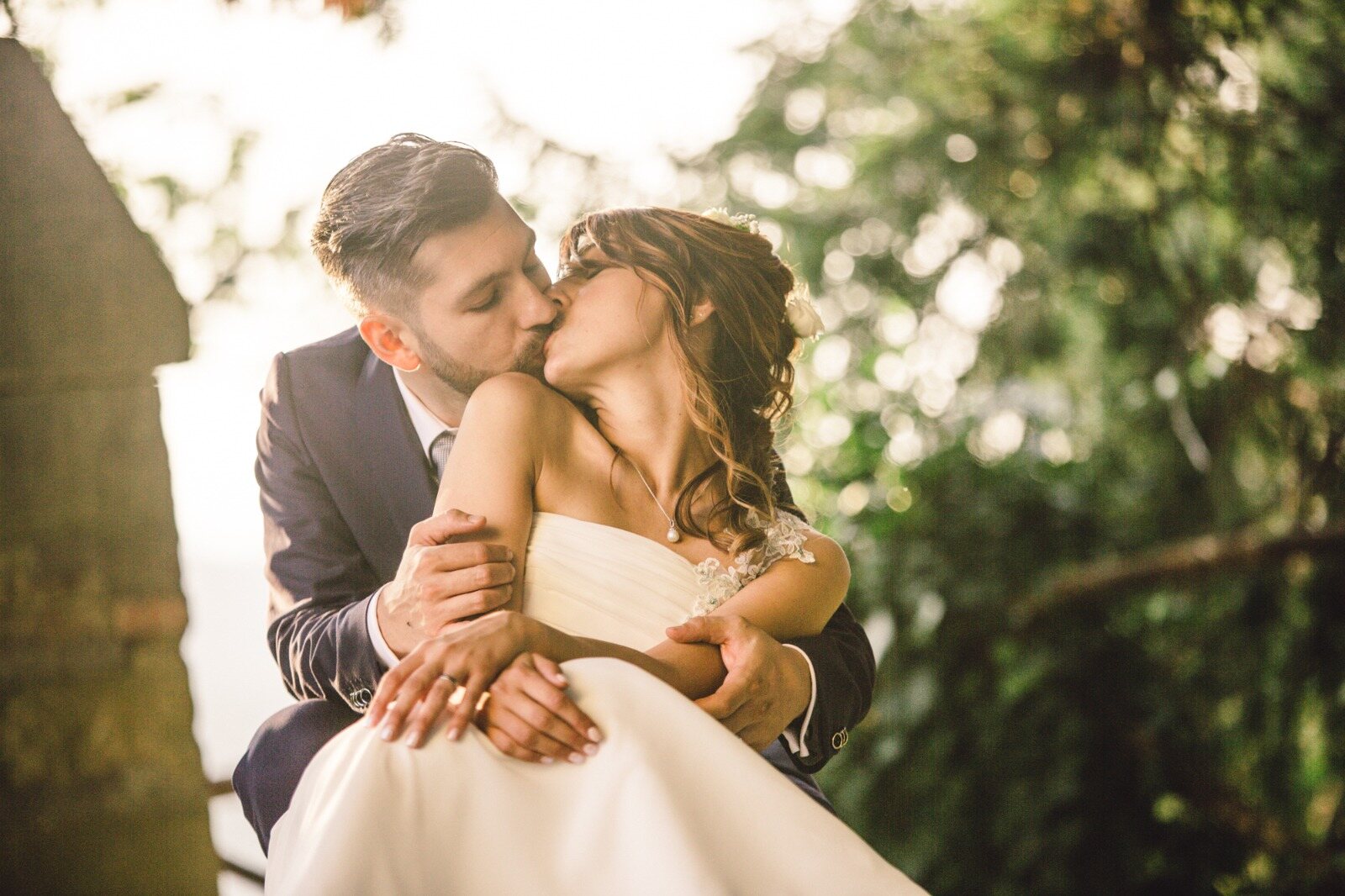 Bacio degli sposi in controluce