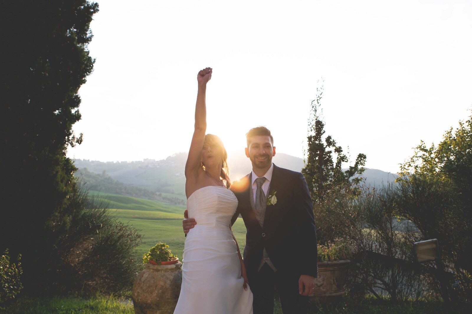 Sposi che esultano al tramonto sulle colline
