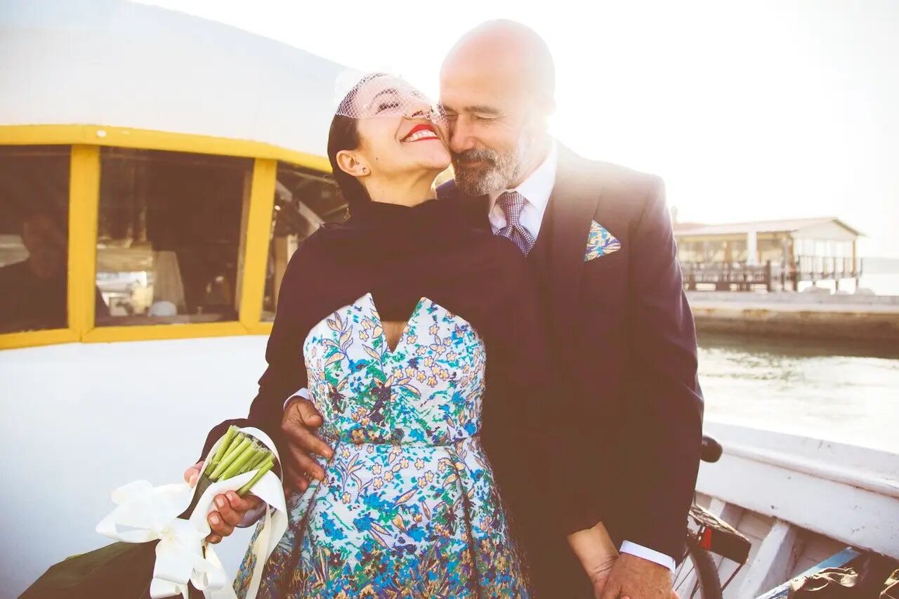 Sposi in barca al tramonto