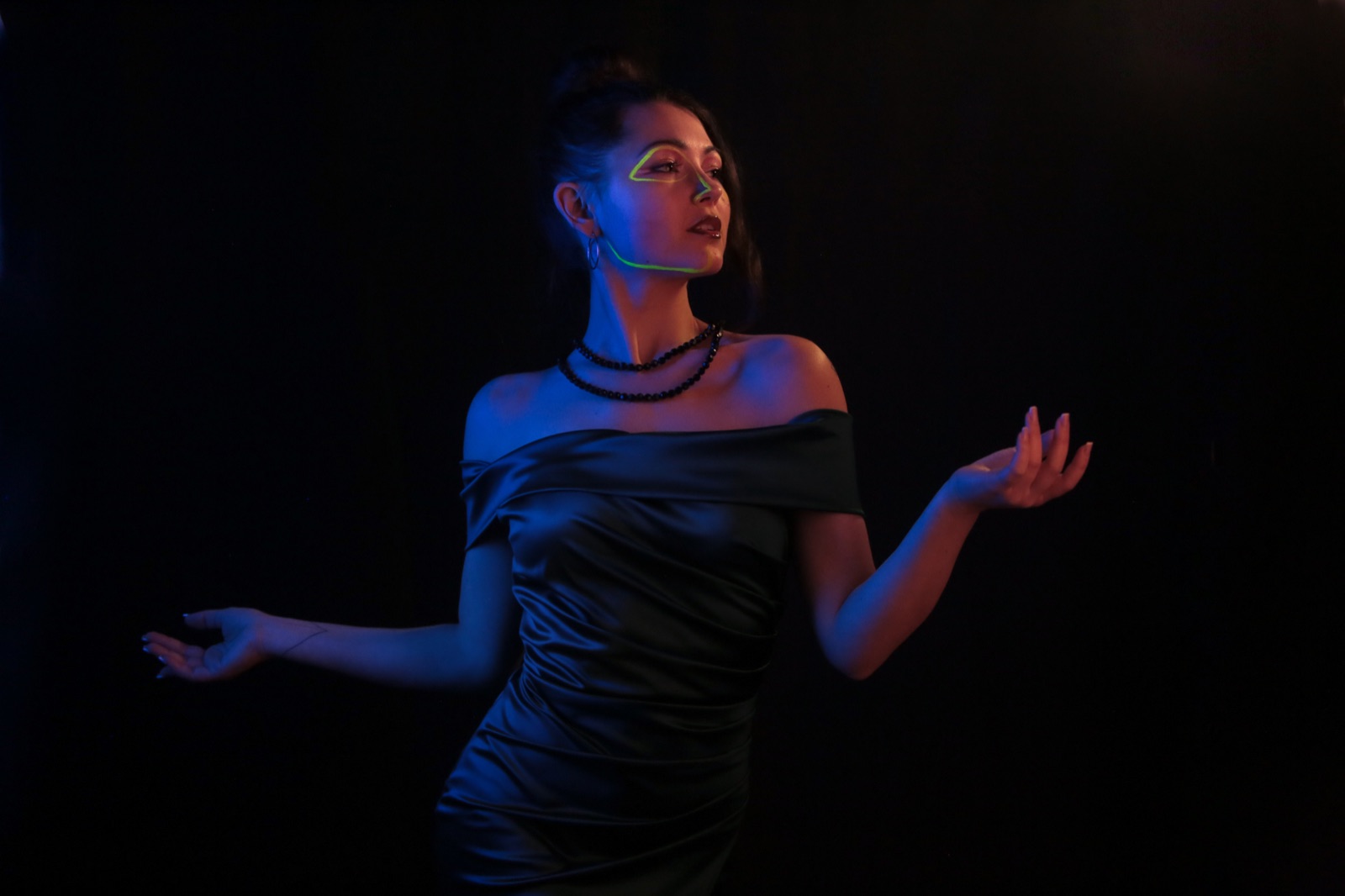 Aleksandra in studio, ritratto orizzontale