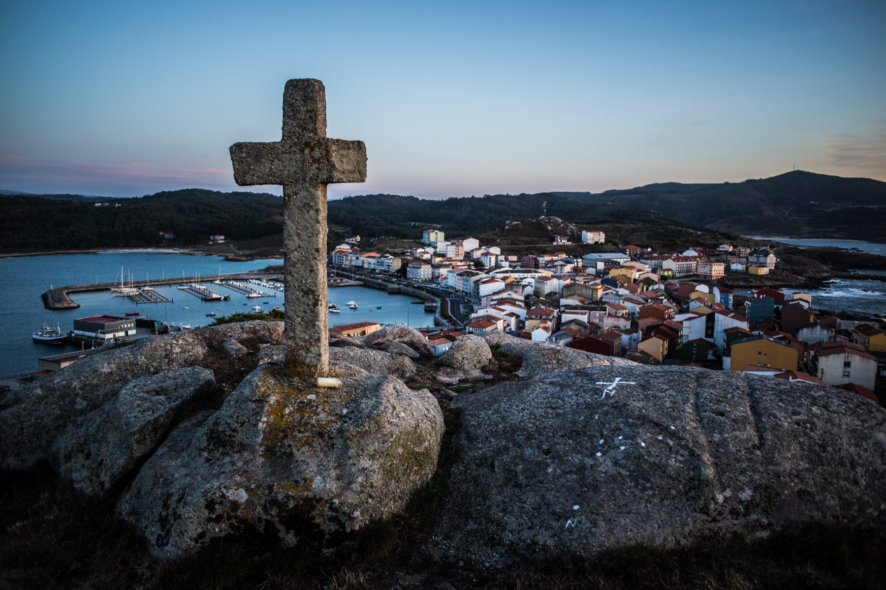 Croce di pietra sul paese costiero