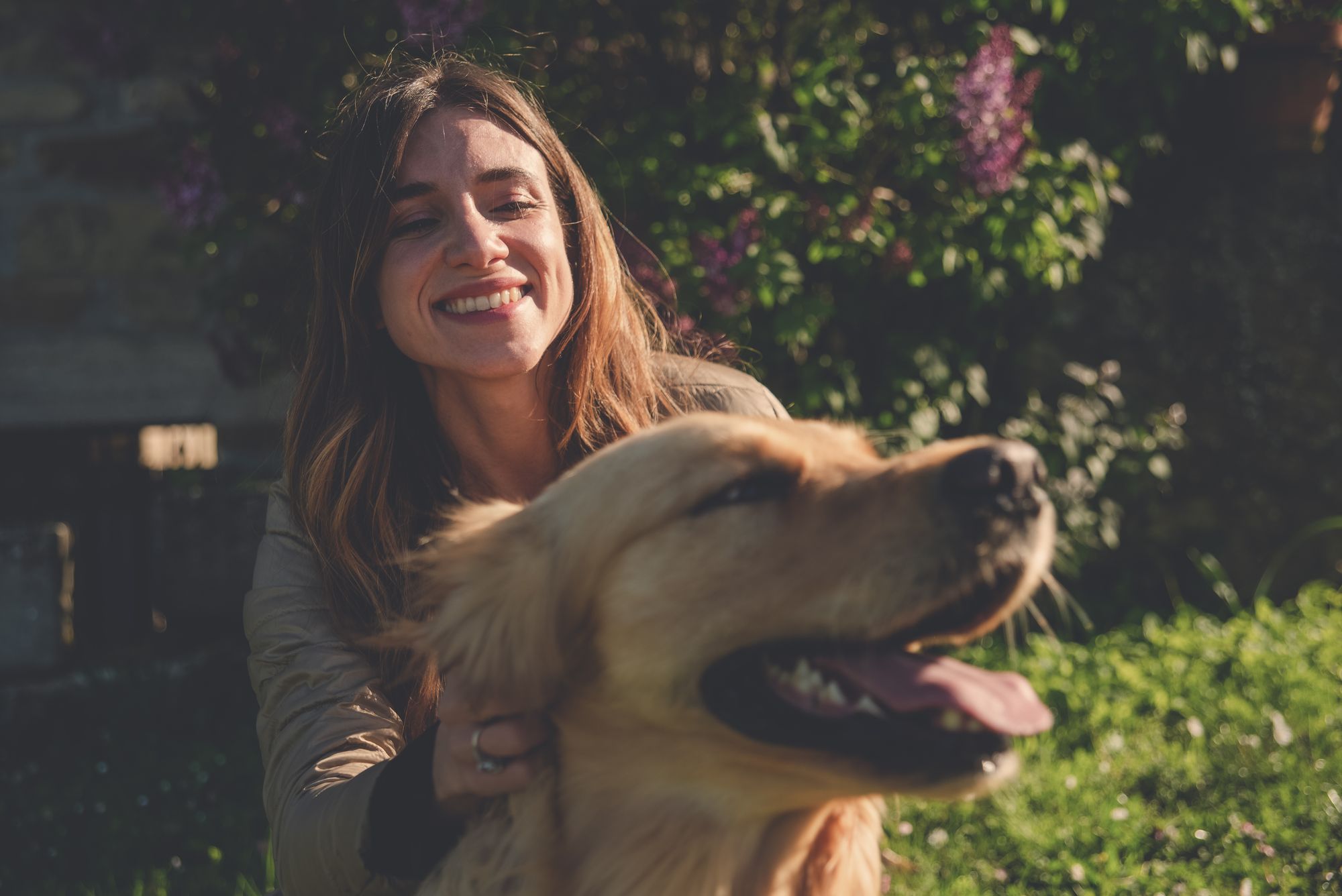 Mimina ride accanto al suo cane, davanti casa
