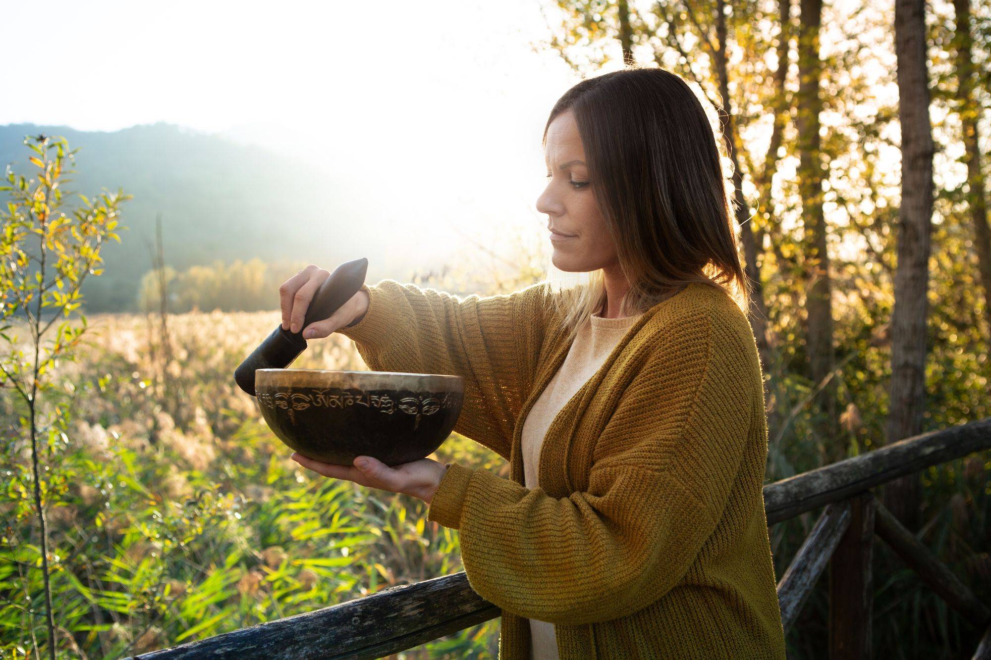 Campana tibetana suonata in controluce