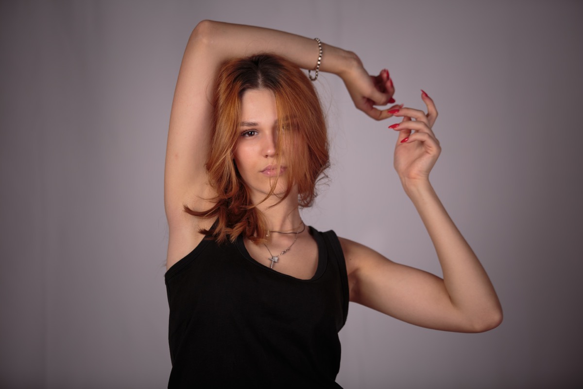 Book fotografico artista, ritratto con braccio alzato