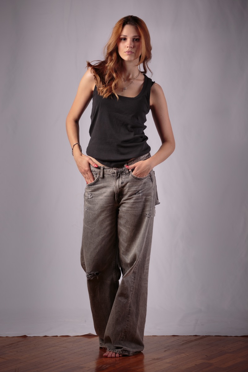 Book fotografico artista, figura intera con jeans oversize