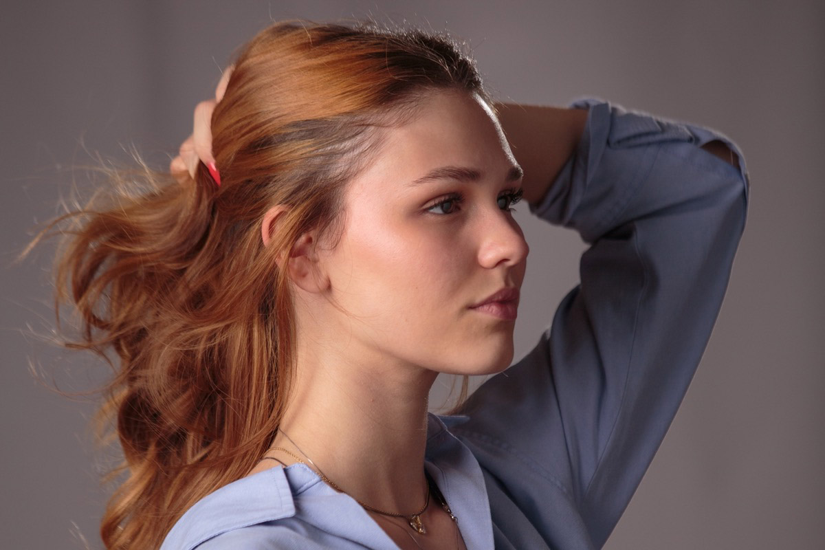 Book fotografico artista, ritratto di profilo con camicia