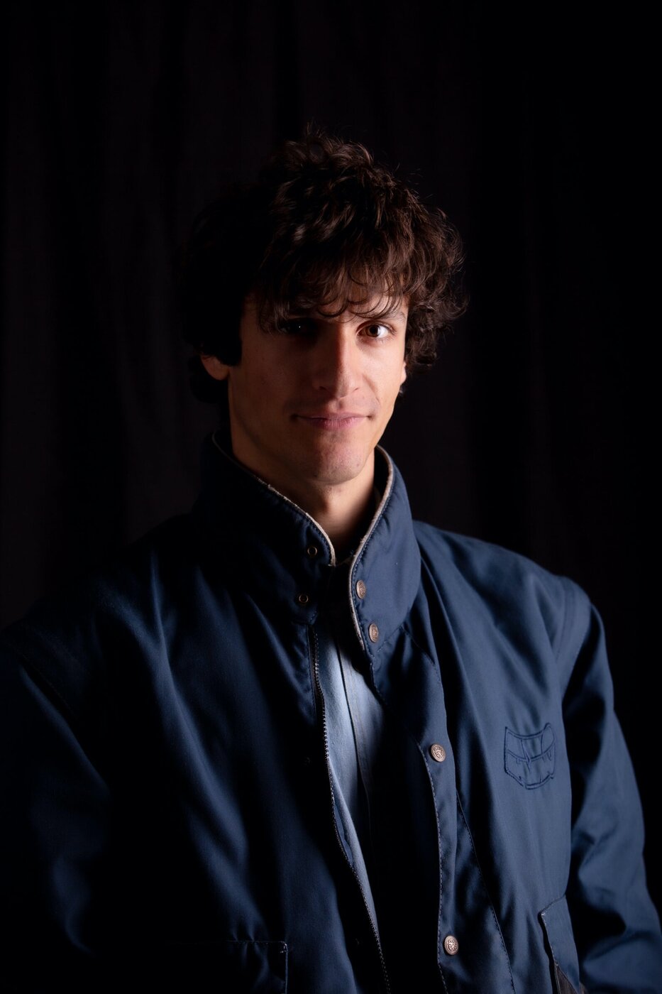 Ritratto maschile con giacca blu, sguardo diretto