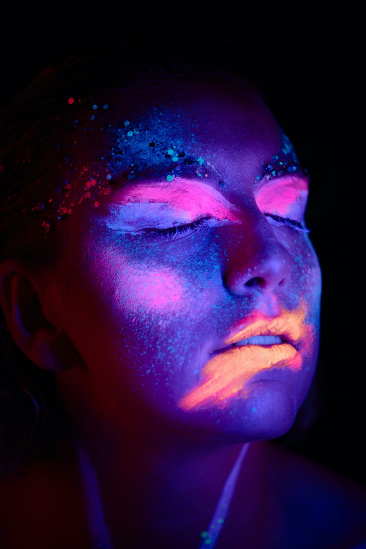 Ritratto con body-paint fluorescente
