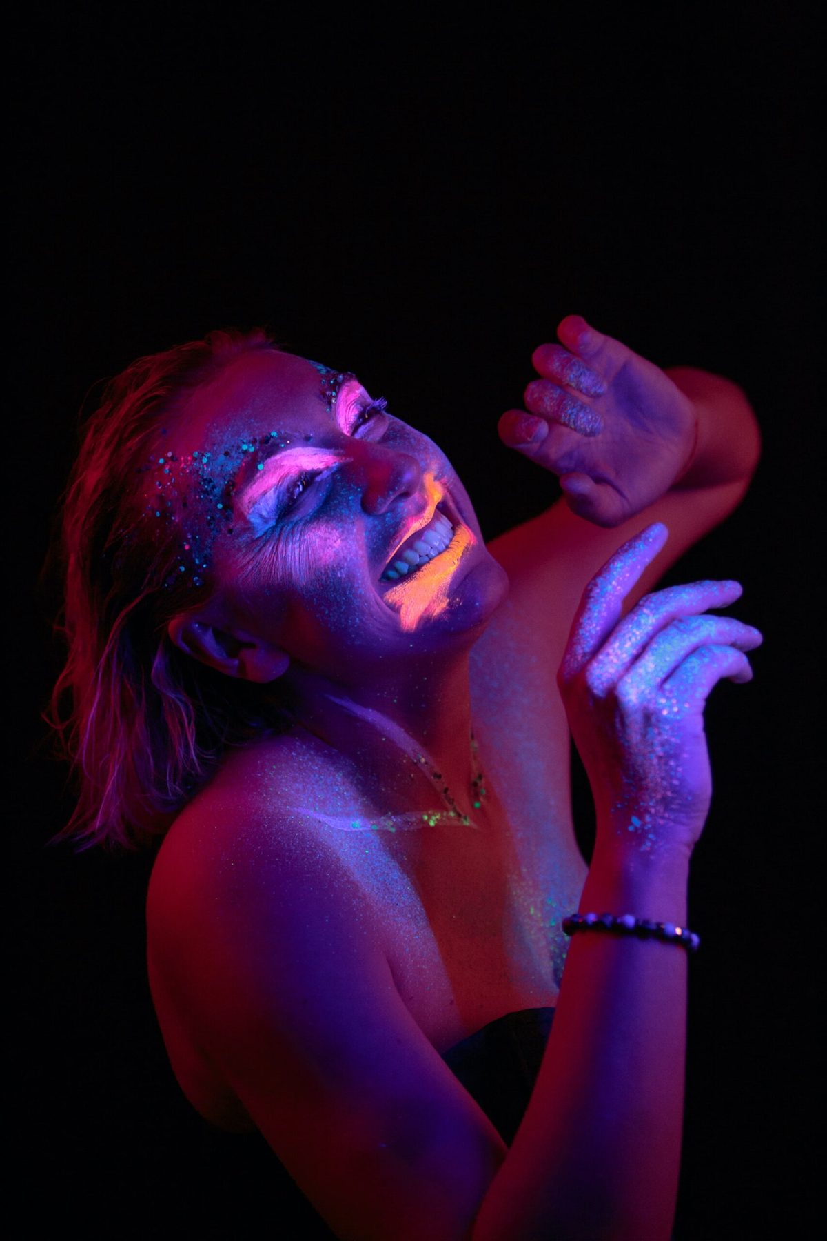 Ritratto con body-paint fluorescente