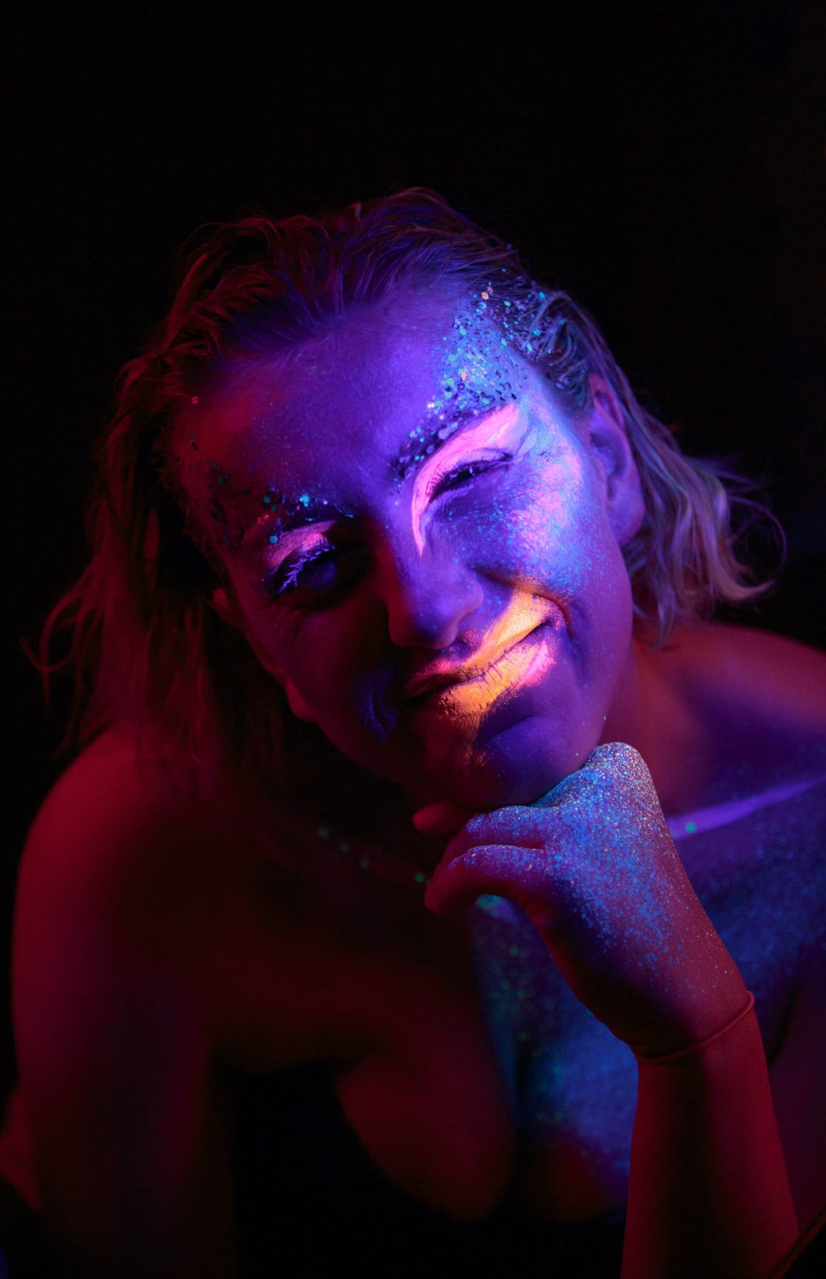 Ritratto con body-paint fluorescente