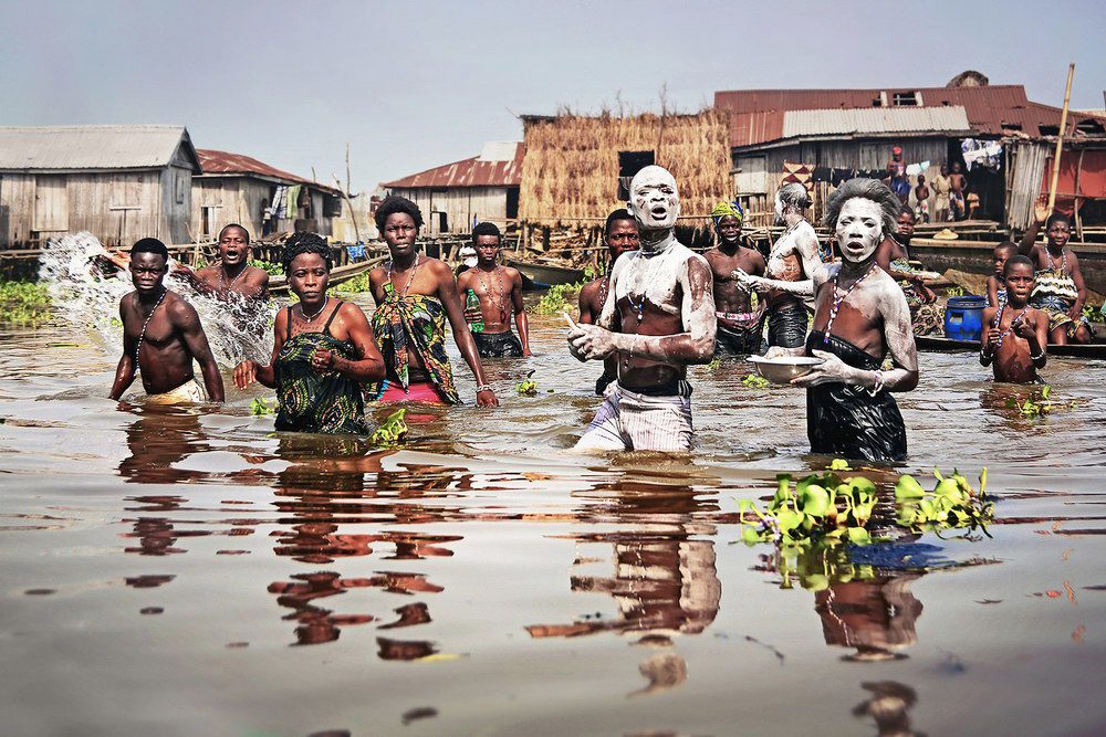 Processione rituale Voodoo nell'acqua, Benin