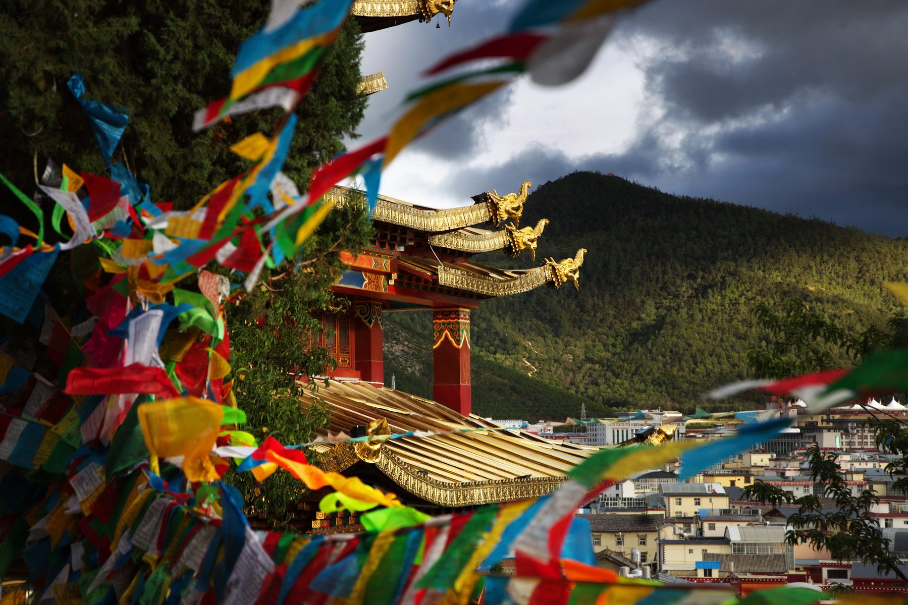 Bandiere di preghiera tibetane e tempio, Shangri-La