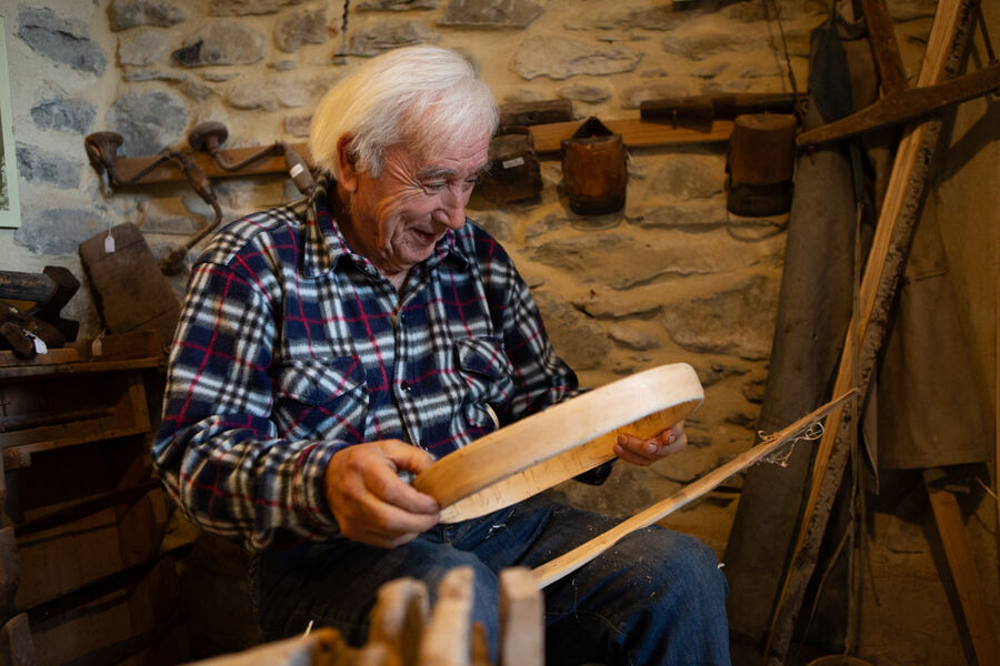 Interno della bottega con attrezzi da bigonaio